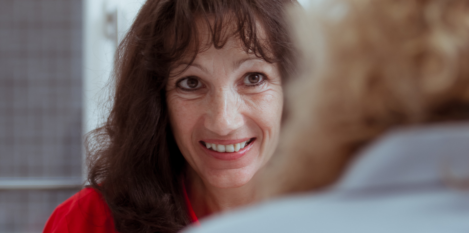 Diabetesberaterin berät eine Patientin mit Hypertonie